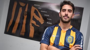 Bettini posó con la camiseta canalla tras firmar su contrato.