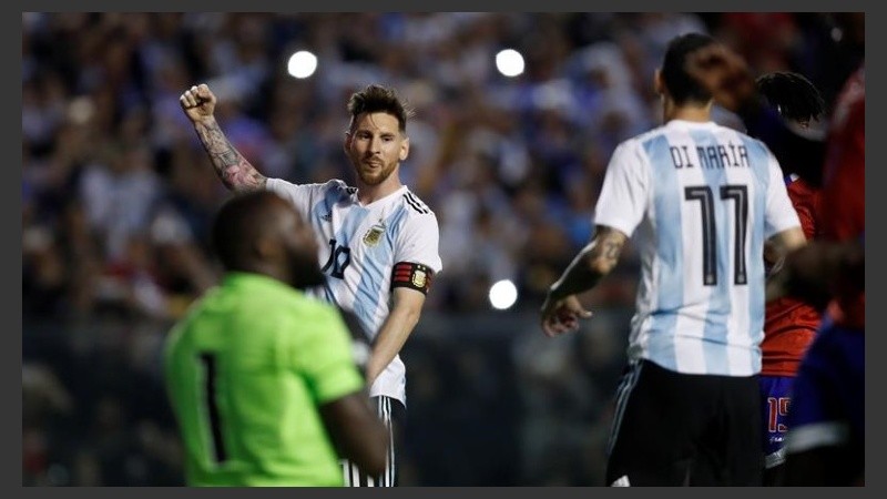 Messi celebra su primer gol en la Bombonera y Di María corre a abrazarlo. 