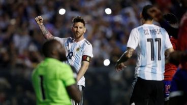 Messi celebra su primer gol en la Bombonera y Di María corre a abrazarlo.