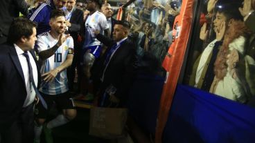 Messi y la admiración de los hinchas en la Bombonera.