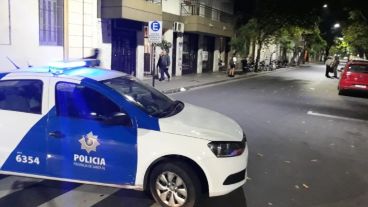 Operativo policial y calle cortada anoche en inmediaciones de Montevideo y Sarmiento.