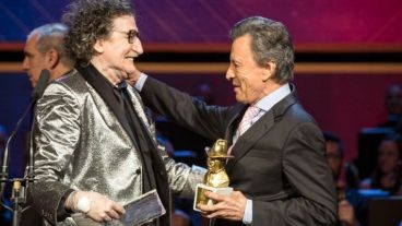 Charly recibió el premio de manos de Palito Ortega.