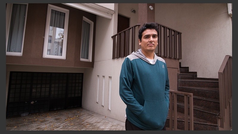 Marcelo en el frente de su casa, que anoche fue baleada. 