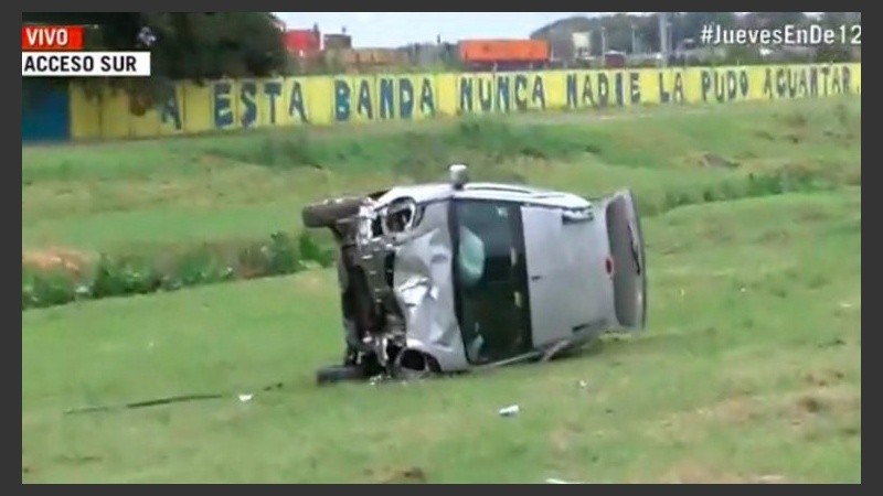 El auto volcado del conductor que inició el accidente.
