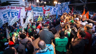 Marcha federal en Rosario: el acto se realizó en la bajada Sargento Cabral este jueves.