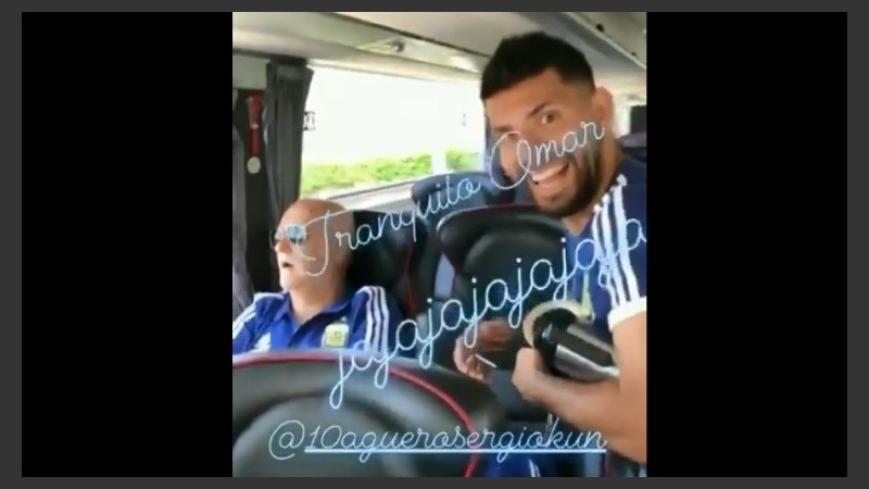 El Kun a punto de hacer su broma del día. 