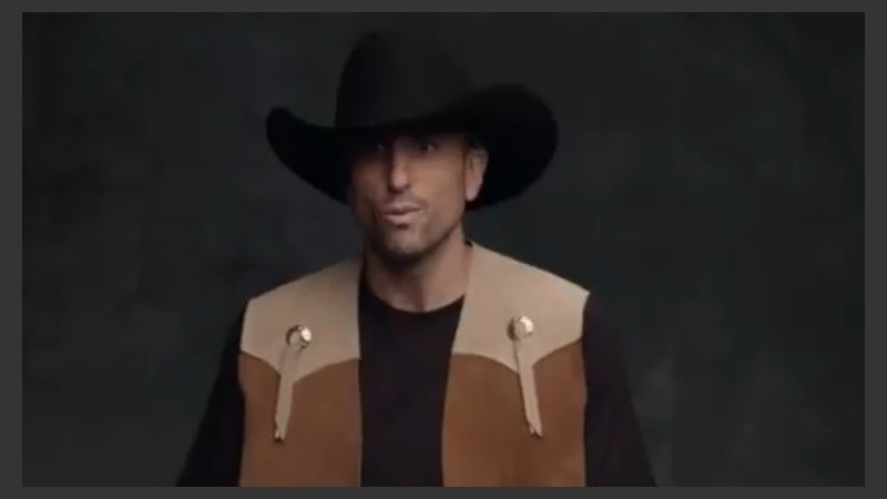 Manu en la piel de un vaquero texano. 