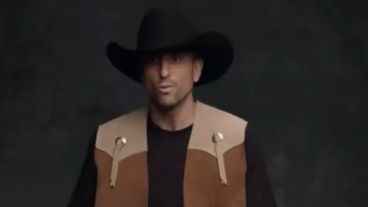 Manu en la piel de un vaquero texano.