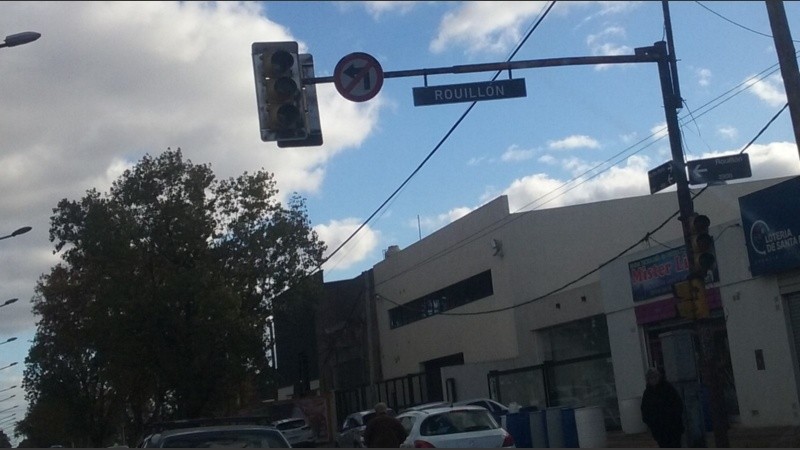 Uno de los semáforos sin luces, en Presidente Perón y Rouillón.