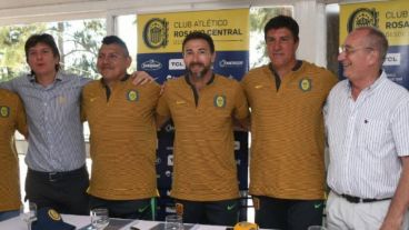 El Kily (en el centro), con futuro en el banco canalla.