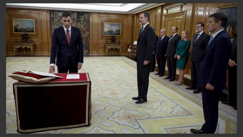 Sánchez prometiendo su gobierno, con la presencia del destituido Rajoy. 