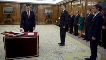 Sánchez prometiendo su gobierno, con la presencia del destituido Rajoy.