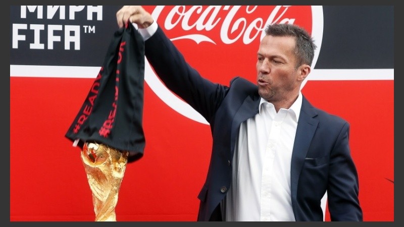 Matthaüs, campeón en Italia 90, presentó la copa en el país anfitrión.