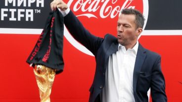 Matthaüs, campeón en Italia 90, presentó la copa en el país anfitrión.