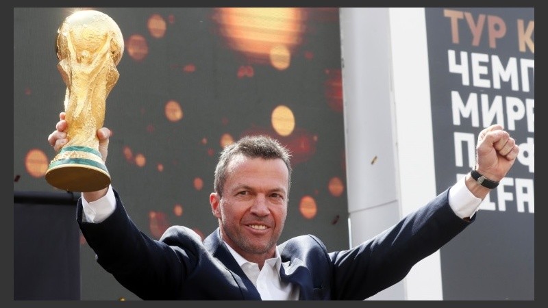 Matthaüs, campeón en Italia 90, presentó la copa en el país anfitrión.