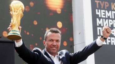 Matthaüs, campeón en Italia 90, presentó la copa en el país anfitrión.