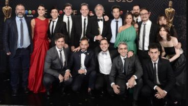 Parte del elenco y equipo técnico de "Un gallo para Esculapio" posa para la foto tras recibir el Martín Fierro de oro 2018.