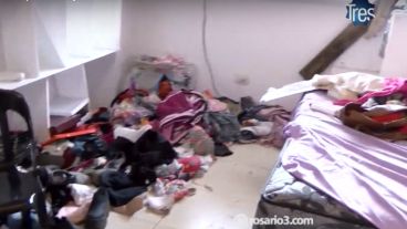 La reja habría sido forzada con un caño de gas, según la víctima del asalto.