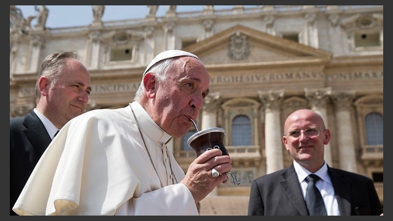 La selección dejó al Papa con el mate en la mano. 