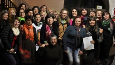 López junto a otras edilas y organizaciones en la presentación.