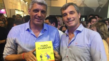 El ex arquero de Central Roberto Bonano junto a Miguel Bossio.