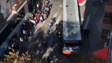 El siniestro vial ocurrió cuando el colectivo dobló.