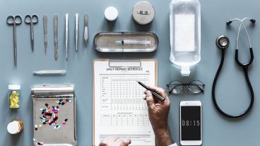 Se basa en la aplicación de los principios y técnicas de la ingeniería al campo de la medicina.