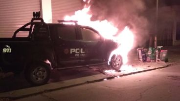 El móvil se presume que fue prendido frente a la comisaría 24ª.