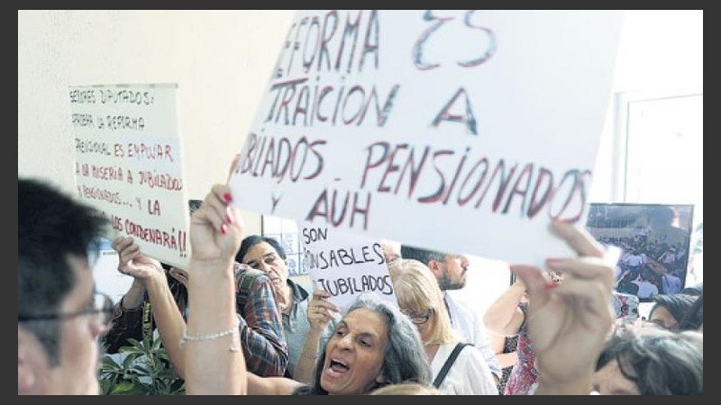Jubilados y pensionados piden la derogación de la reforma previsional.