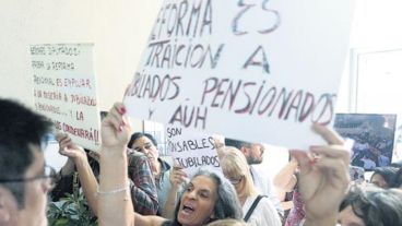 Jubilados y pensionados piden la derogación de la reforma previsional.