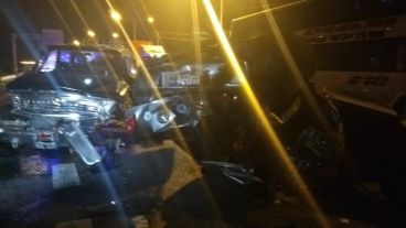 El auto que volcó quedó destrozado.