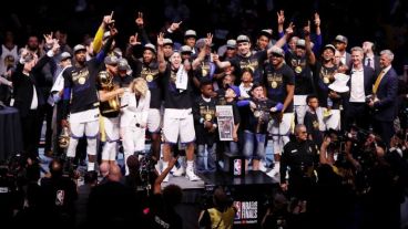 El festejo de Golden State Warriors por el bicampeonato.