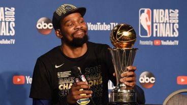 Durant con su premio, que le dedicó a su madre.