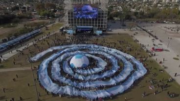Pantalla y escarapela gigantes en el sur de Rosario.