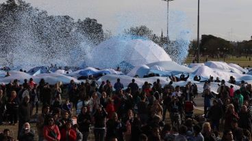 Pantalla y escarapela gigantes en el sur de Rosario.