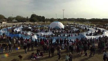 Pantalla y escarapela gigantes en el sur de Rosario.
