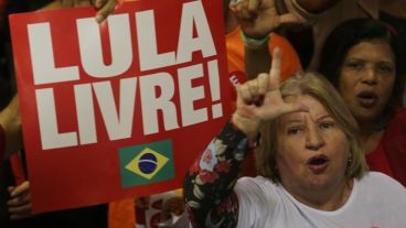 Una mujer pide que el ex presidente quede en libertad.