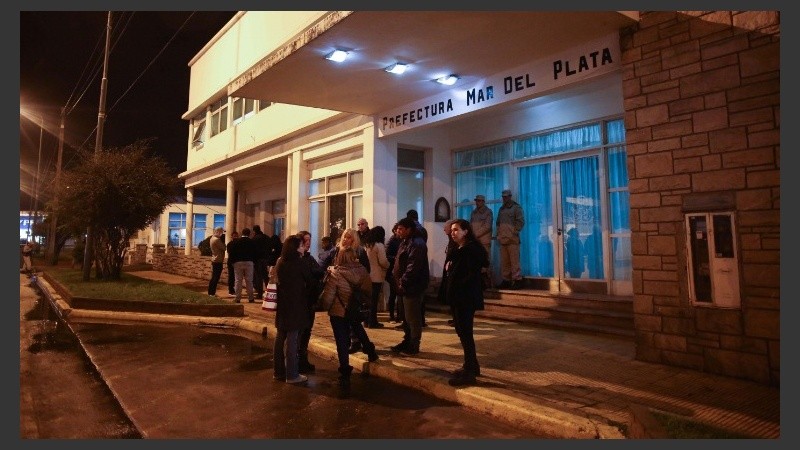 Familiares esperan en la Prefectura de Mar del Plata, desde donde partió el buque.