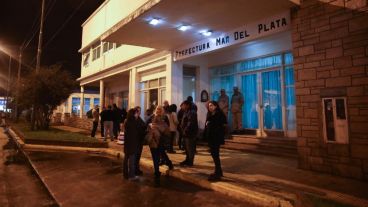 Familiares esperan en la Prefectura de Mar del Plata, desde donde partió el buque.