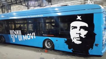 El colectivo ploteado con el Che.