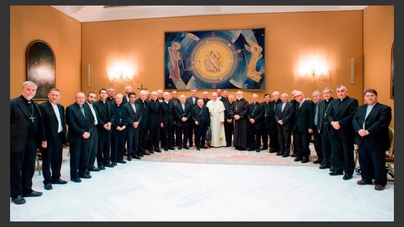 El Papa junto a obispos chilenos. 