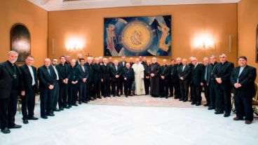 El Papa junto a obispos chilenos.