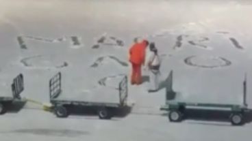 La polémica frase escrita en la nieve.