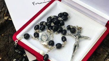 El Papa envió el rosario para el ex presidente brasileño.