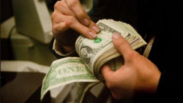 La moneda norteamericana descendió este lunes.