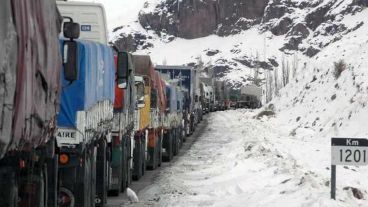 Los camiones varados por la nieve.