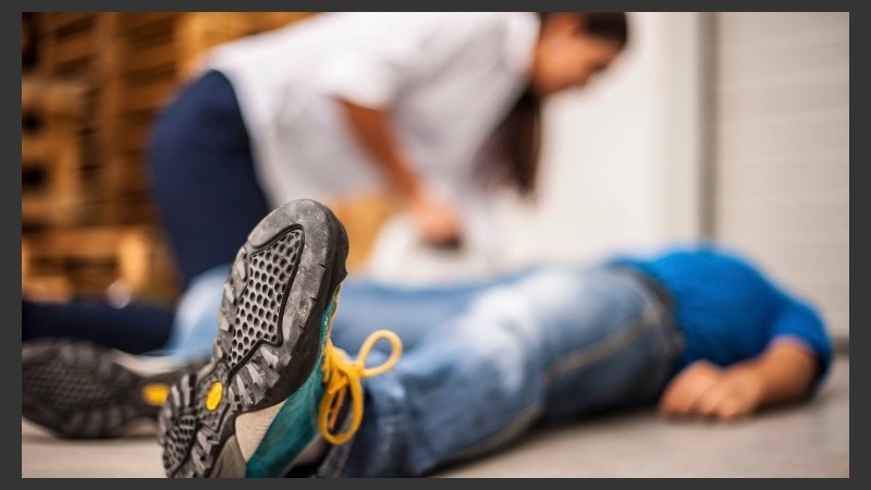 Raramente, la persona que se desmaya en forma brusca y sin tener antecedentes de problemas previos.