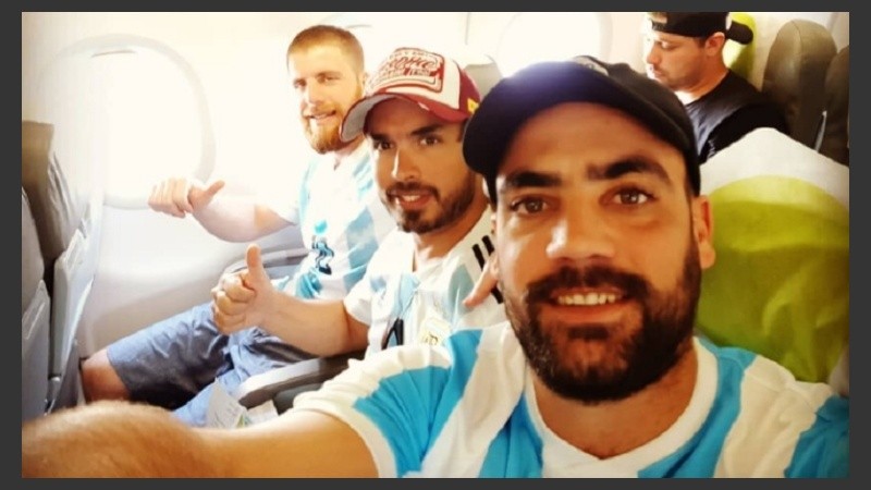 Hinchas argentinos rumbo al Mundial.