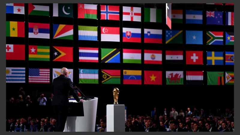 Infantino, presidente de la FIFA, al lado de la Copa del Mundo.