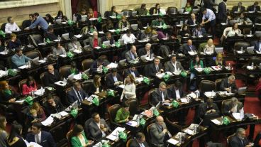 Las posturas a favor, con pañuelos verdes en el escritorio.